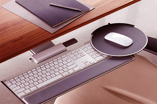 This image has an empty alt attribute; its file name is one-desk.png